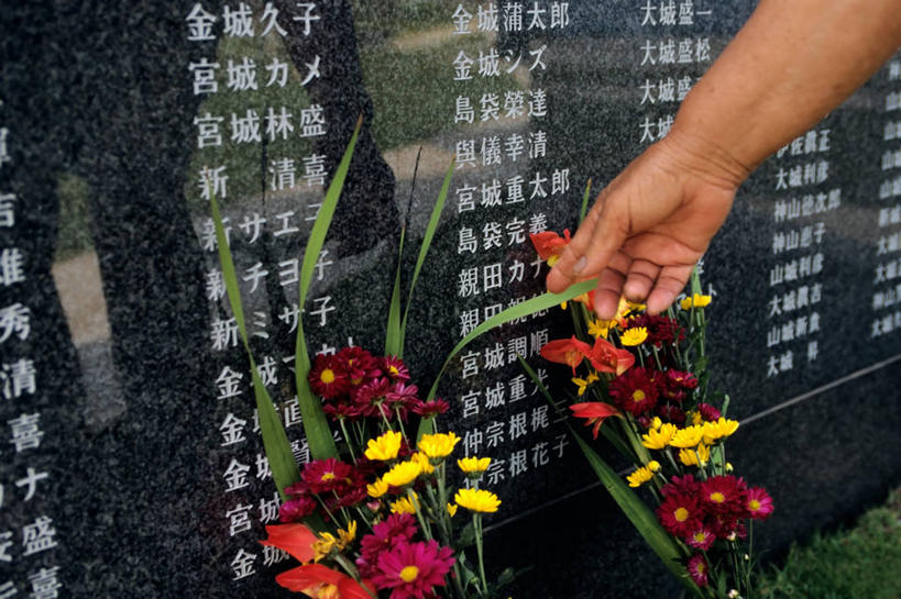 成年人,一个人,横图,室外,白天,日本,仅一个男性,军事,日文,历史,战争纪念碑,花,战争,摄影,冲绳县,第二次世界大战,男人,彩图