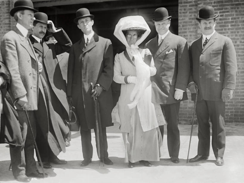 西方人,成年人,中年人,人群,家庭,兄弟,姐妹,横图,黑白,室外,白天,欧洲,欧洲人,运输,摄影,飞行器,肖像,发明家,男人,女人,中年男性,中年女性,白种人