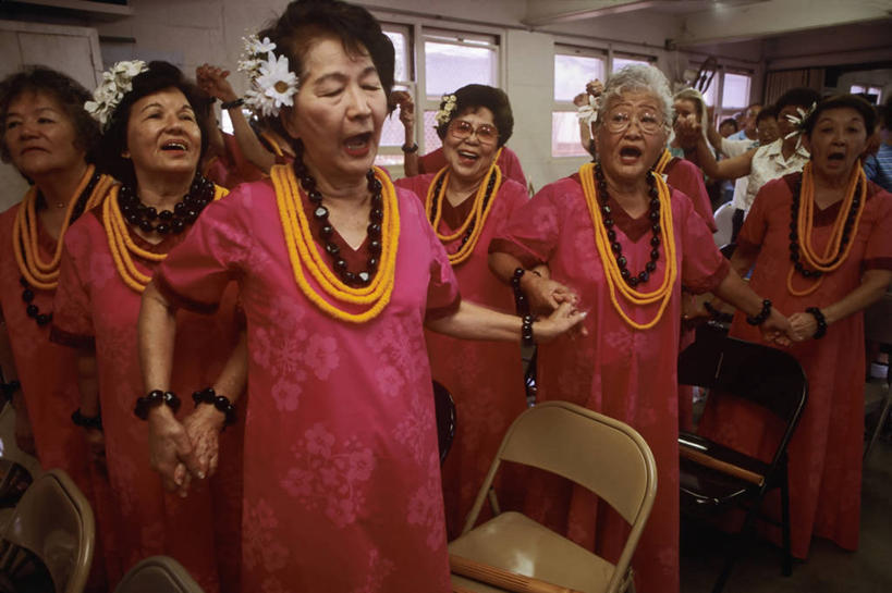 成年人,老年人,横图,室内,白天,美国,许多人,一群人,摄影,唱,皇室,夏威夷群岛,老年女性,女人,女性,手牵手,彩图,传统服装,传统文化