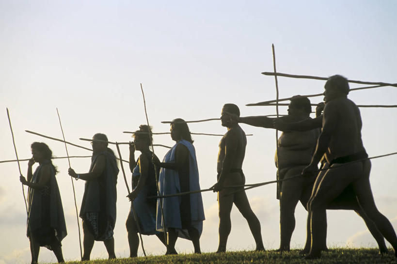 中年人,老年人,横图,室外,白天,美国,拿着,力量,摄影,宗教,抗议,娱乐活动,矛,夏威夷群岛,男人,女人,彩图,传统服装,毛伊岛,传统文化