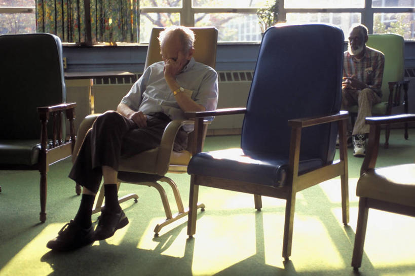 西方人,成年人,老年人,两个人,坐,横图,室内,白天,椅子,欧洲,美国,欧洲人,撑,二郎腿,托腮,托,休息,摄影,托下巴,维吉尼亚,老年男性,男人,男性,白种人,彩图,收容所,社会问题