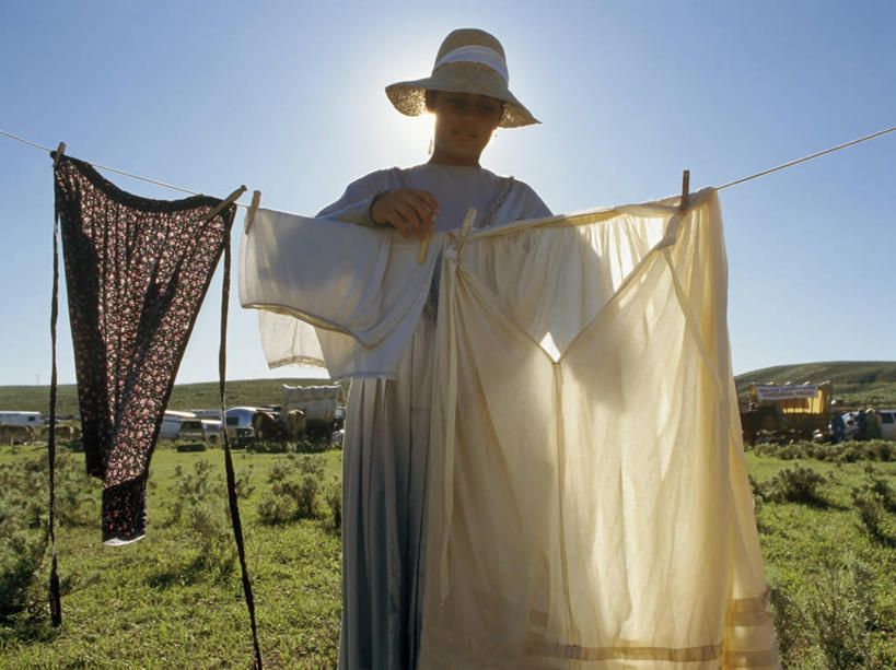 西方人,中年人,一个人,横图,室外,白天,欧洲,美国,欧洲人,仅一个女性,仅一个人,历史,仅一个中年女性,晾衣服,摄影,迁徙,逆光,怀俄明,女人,女性,中年女性,白种人,彩图,旅行,篷车