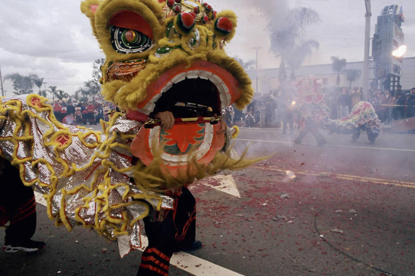 横图,室外,白天,街道,美国,春节,庆祝,许多人,一群人,烟,摄影,加利福尼亚,游行,东亚人,彩图,传统服装,传统文化