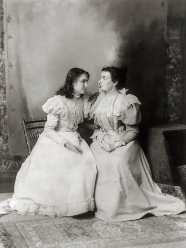 西方人,两个人,教师,坐,竖图,黑白,侧面,友谊,欧洲,欧洲人,教育,摄影,奋斗,肖像,残疾,合伙,盲人,年轻女性,白种人,触摸,影棚拍摄,聋,海伦凯勒