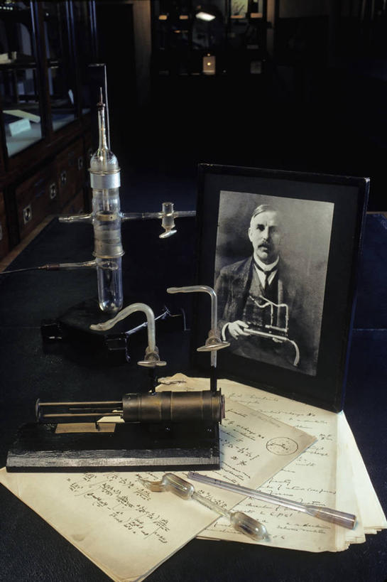 竖图,照片,室内,静物,英国,欧洲,科学,细胞核,符号,细胞,纸,历史,英格兰,摄影,细胞器,西欧,北欧,物理学,数学符号,彩图,细胞结构