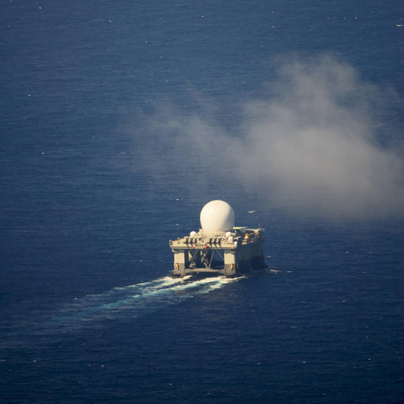 方图,俯视,航拍,室外,白天,机器,海洋,水,漂浮,军事,放射,设备,蓝色,船尾波,机械,战争,摄影,太平洋,鸟瞰,钻井,油田,工业建筑,钻塔,彩图,高角度拍摄,美国海军,美国军事