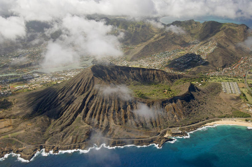 横图,俯视,航拍,室外,白天,火山,石头,美景,山,峡谷,美国,形状,石子,景观,云,山谷,天气,天空,自然,景色,摄影,山脊,岩层,鸟瞰,都市风光,自然风光,美洲,半圆形,反差,瓦胡岛,夏威夷群岛,地质学,几何形状,自然地理,危险,石块,岩石,彩图,高角度拍摄,居住区,火山渣锥