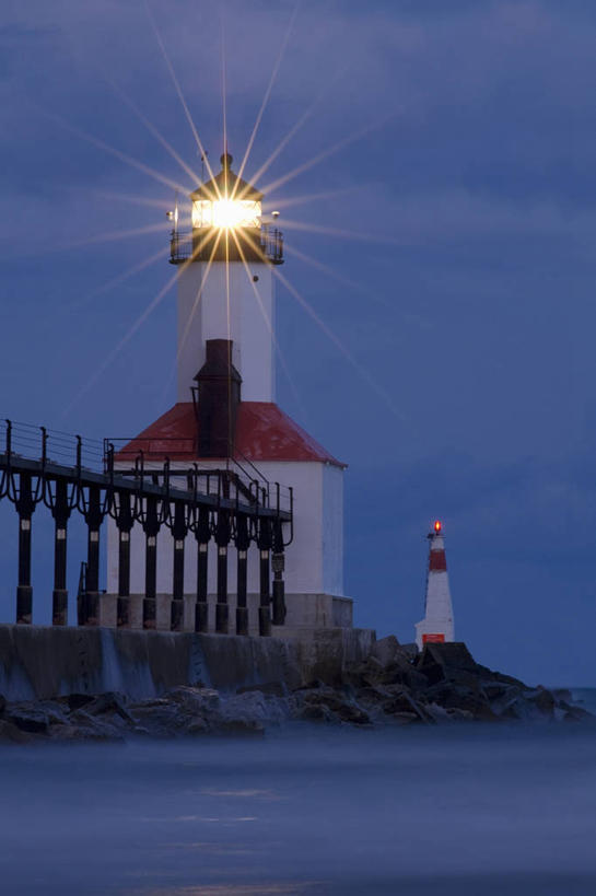 无人,栏杆,竖图,室外,夜晚,道路,美国,信息,乌云,灯塔,交通,方向,探索,摄影,引导,指导,指引,领导,北美,北美洲,美洲,警告标志,密歇根湖,北亚美利加洲,亚美利加洲,密歇根,密歇根州,貂熊州,狼獾之州,狼獾州,航标,贡献,完美,五大湖,把握,危险,信任,彩图,美利坚合众国,导航,掌控