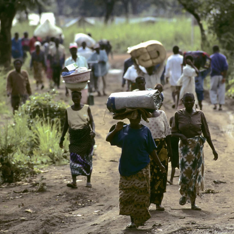 中年人,横图,室外,白天,非洲,坦桑尼亚,许多人,一群人,摄影,运送,刚果民主共和国,难民,年轻男性,中年女性,非洲人,年轻人,彩图