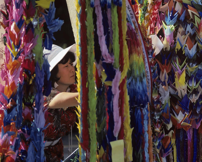 成年人,中年人,横图,室外,白天,炸弹,广岛县,日本,亚洲,艺术,折纸,纸艺,手工艺品,文化,纸制品,工艺品,武器,摄影,铁环,锁链,链条,高雅,束缚,限制,典礼,东亚,本州,工艺折纸,自信心,品位,约束,女人,女性,彩图,爆炸物