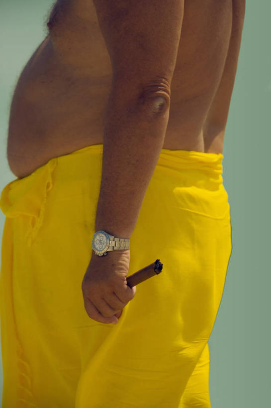 西方人,成年人,中年人,一个人,吸烟,竖图,室外,白天,欧洲,欧洲人,仅一个男性,仅一个人,仅一个中年男性,行人,游客,游人,泳裤,裸露,路人,旅客,雪茄,摄影,腕表,裸,美国文化,南部海滩,过客,男人,男性,中年男性,白种人,海滩,彩图,旅行