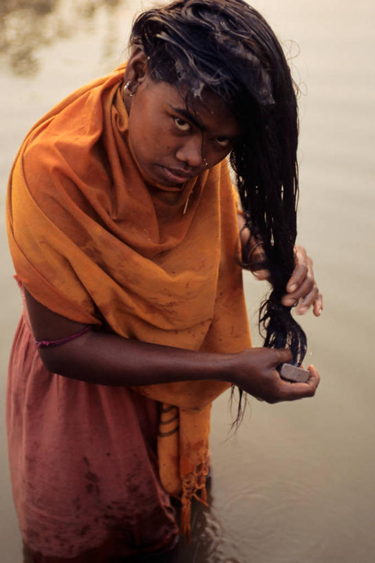 成年人,头发,一个人,竖图,室外,白天,水,印度,仅一个年轻女性,仅一个女性,仅一个人,摄影,遗传研究,迁徙,卫生,脱氧核糖核酸,肖像,年轻女性,女人,女性,年轻人,洗涤,半身,彩图