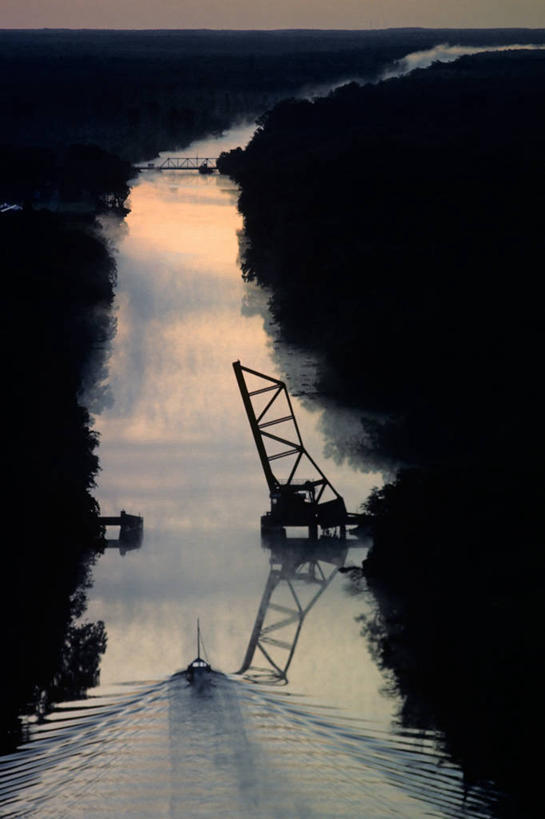 无人,竖图,俯视,水,船,美国,桥,自然,运输,摄影,吊桥,人行桥,宁静,悬索桥,吊杆,维吉尼亚,锚锭,悬索,彩图,高角度拍摄