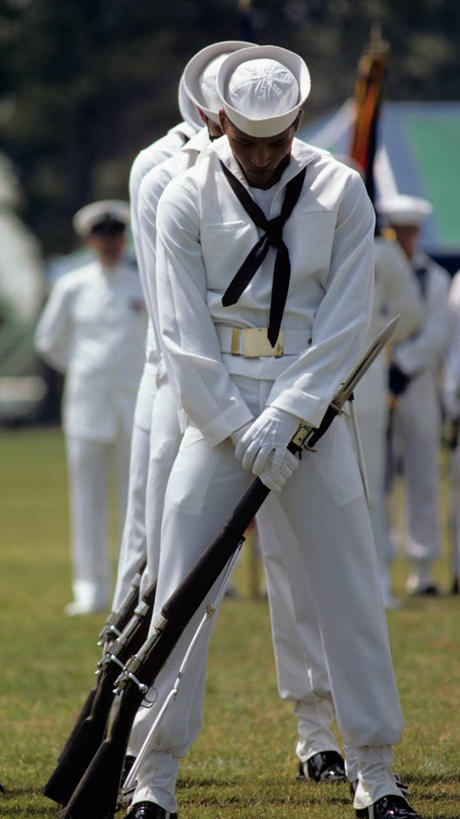 西方人,成年人,中年人,竖图,室外,白天,团队,欧洲,非洲,美国,黑人,欧洲人,军事,战争,模仿,摄影,准确,军服,典礼,水手服,来福枪,维吉尼亚,男人,中年男性,非洲人,彩图