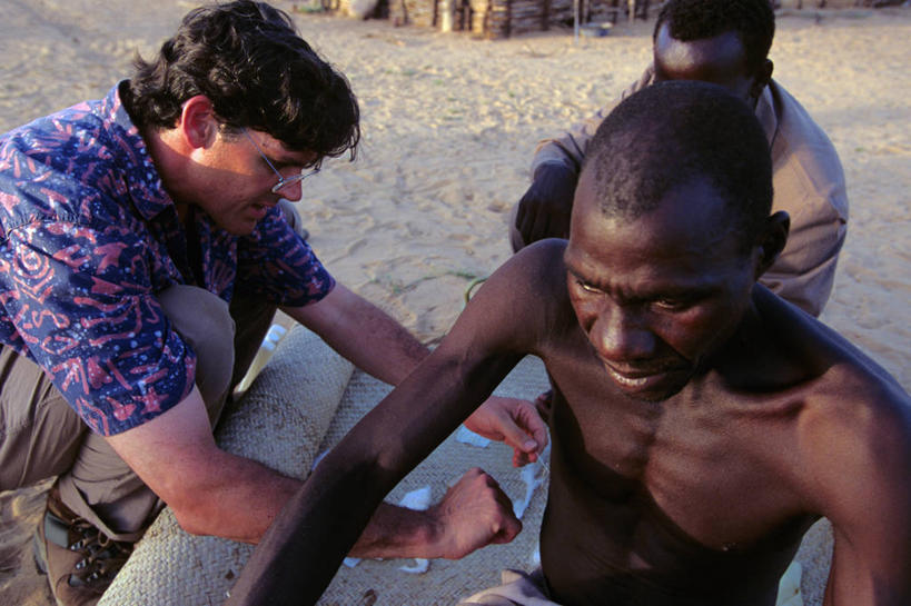 成年人,中年人,三个人,人群,横图,室外,白天,非洲,尼日尔,尼日利亚,生病,摄影,协助,疾病,西非,男人,男性,非洲人,彩图,游牧民族