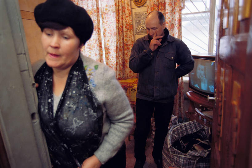 西方人,成年人,老年人,两个人,横图,室内,欧洲,俄罗斯,欧洲人,生病,监狱,摄影,犯人,西伯利亚,结核杆菌,老年男性,老年女性,男人,女人,白种人,彩图,俄罗斯人