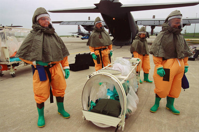 西方人,成年人,中年人,四个人,横图,室外,白天,欧洲,非洲,黑人,欧洲人,军事,生病,运输,摄影,担架,保护服,军队,援救,男人,女人,中年男性,中年女性,白种人,非洲人,彩图,美国军事,撤退