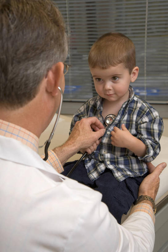 西方人,儿童,成年人,中年人,老年人,内脏,肺,动脉,静脉,两个人,医生,病人,办公室,竖图,室内,纯洁,欧洲,欧洲人,科学,医学,小孩,听诊器,可爱,童年,童趣,人体,摄影,生物学,人体器官,器官,关爱,肖像,吸气,听诊,童真,烂漫,无邪,自然科学,博物学,生物科学,天真,老年男性,男孩,白种人,孩子,肺部,肺脏,彩图