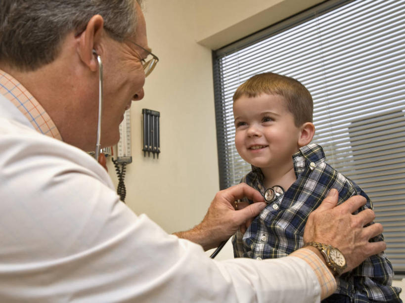 西方人,儿童,成年人,中年人,老年人,脸,头,脸颊,内脏,肺,动脉,静脉,两个人,医生,病人,办公室,横图,室内,纯洁,欧洲,欧洲人,科学,医学,肩膀,小孩,听诊器,可爱,童年,童趣,人体,摄影,生物学,人体器官,器官,肖像,吸气,听诊,童真,烂漫,无邪,自然科学,博物学,生物科学,天真,老年男性,男孩,白种人,孩子,肺部,肺脏,头部,脸部,脸蛋,面部,彩图