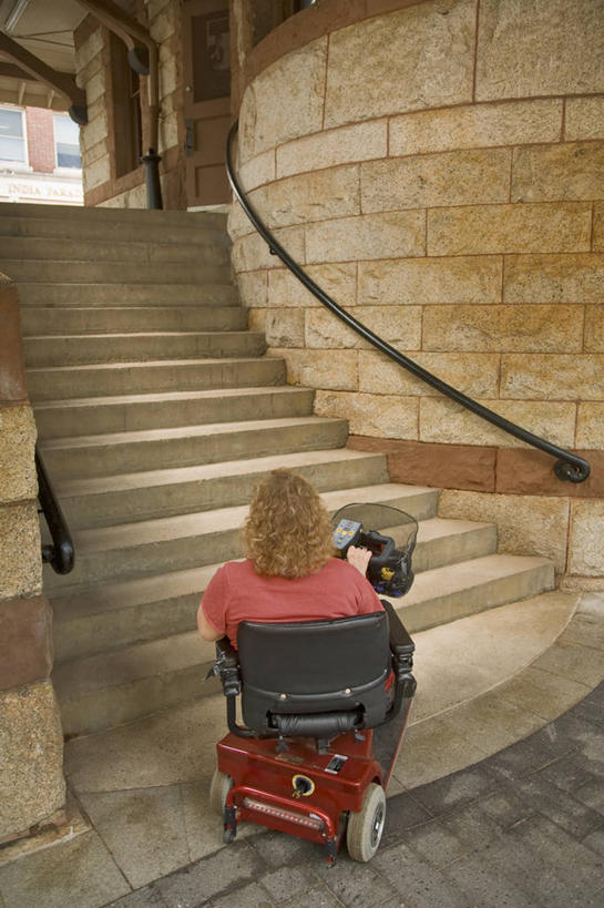 西方人,成年人,中年人,一个人,竖图,室外,白天,徒劳,欧洲,美国,欧洲人,仅一个女性,仅一个人,轮椅,仅一个中年女性,摄影,块状,肖像,残疾,挑战,马萨诸塞,女人,女性,中年女性,白种人,彩图,排除