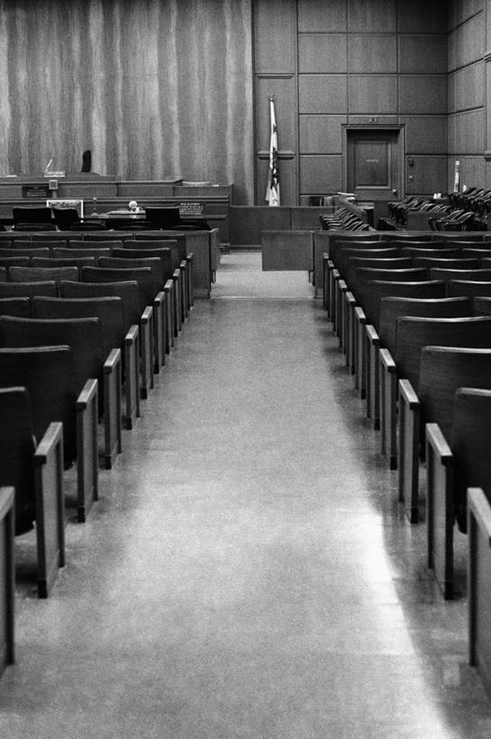 无人,竖图,黑白,室内,椅子,过道,摄影,审讯,法庭,判断,法律,法律体系