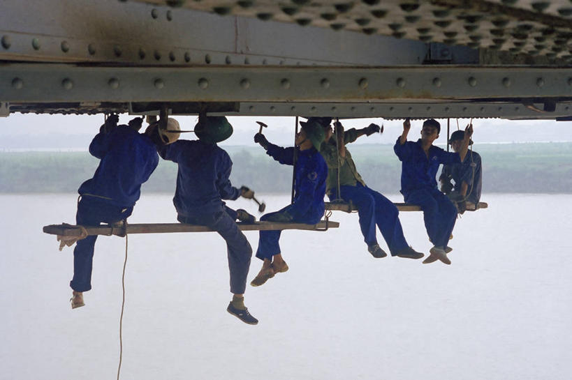 成年人,中年人,横图,室外,白天,城市,越南,吊挂,悬挂,准备,工作,锤子,头盔,首都,挂,职业,摄影,修理,河内,红河,男人,中年男性,彩图