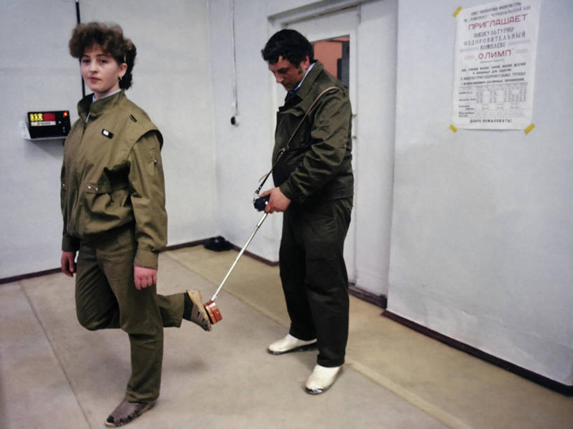 西方人,成年人,中年人,两个人,横图,室内,欧洲,俄罗斯,乌克兰,欧洲人,首都,放射,职业,摄影,支票,污染,核电站,基辅,前苏联,男人,年轻女性,白种人,年轻人,彩图,切尔诺贝利