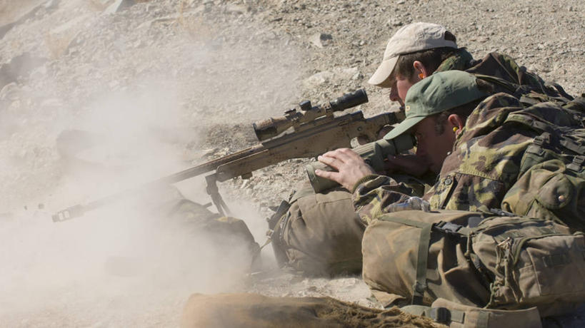 西方人,两个人,横图,室外,白天,团队,射击,帽子,欧洲,美国,欧洲人,学习,军事,枪支,陆地,泥土,蓝色,天空,看,战争,摄影,准确,恐怖,海军,进攻,英国文化,来福枪,背包客,内华达州,狙击手,结束,军事演习,白种人,彩图,特种部队