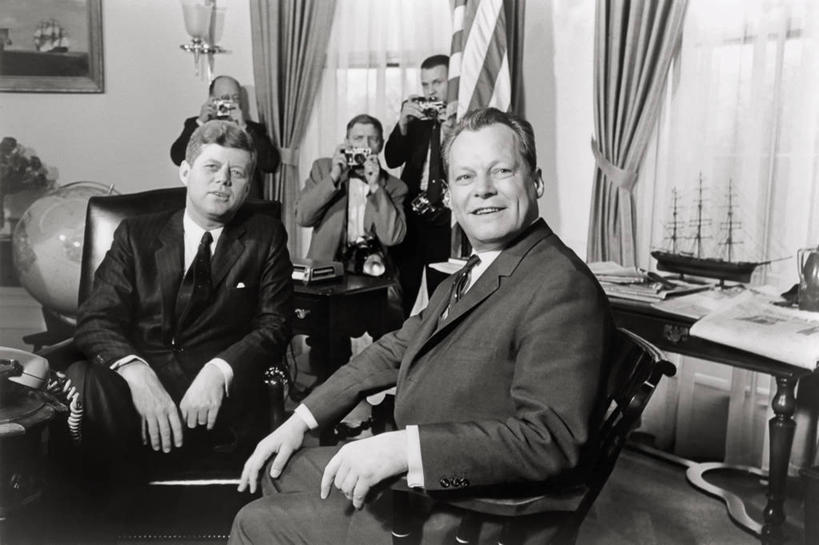 西方人,中年人,摄影师,办公室,横图,黑白,室内,欧洲,美国,欧洲人,五个人,会议,首都,历史,摄影,总统,肖像,政府,政治,华盛顿特区,市长,白种人,半身,约翰肯尼迪