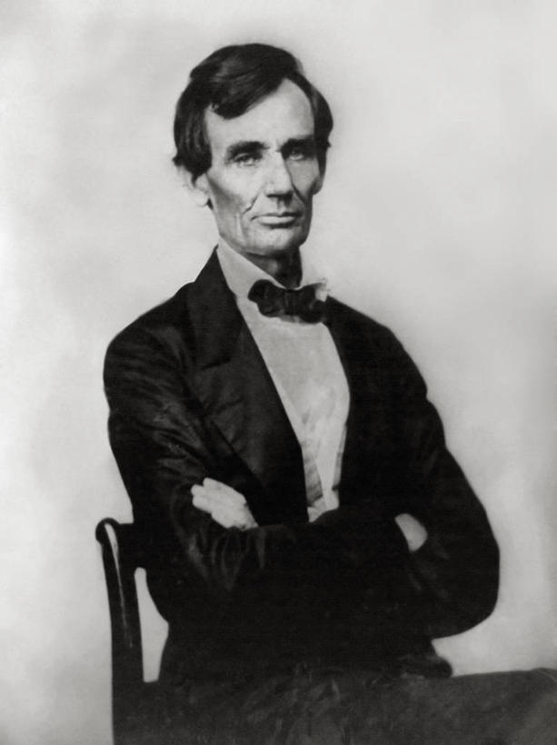 西方人,成年人,老年人,一个人,双手交叉,竖图,黑白,室内,白色背景,欧洲,欧洲人,仅一个男性,仅一个人,仅一个中年男性,历史,摄影,亚伯拉罕.林肯,双手抱胸,总统,肖像,政府,思想家,政治家,美国总统,历史人物,老年男性,男人,男性,中年男性,白种人,影棚拍摄