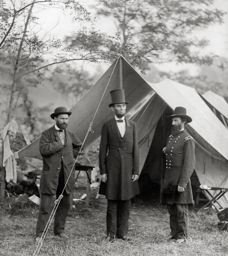 西方人,成年人,老年人,三个人,竖图,黑白,室外,白天,欧洲,美国,欧洲人,军事,帐篷,历史,战争,摄影,亚伯拉罕.林肯,总统,肖像,政府,军服,将军,马里兰,思想家,政治家,美国总统,美国内战,历史人物,老年男性,白种人