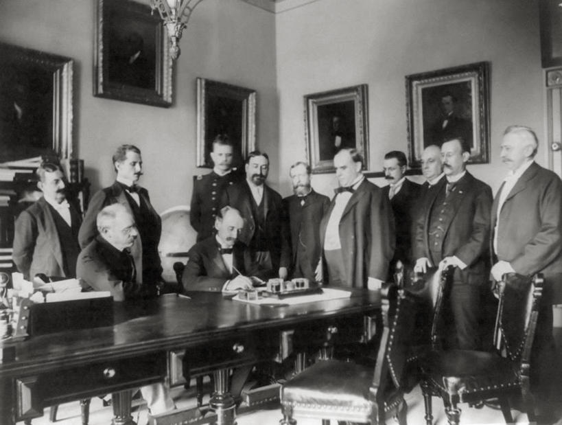 西方人,成年人,老年人,横图,黑白,签字,欧洲,欧洲人,历史,摄影,总统,政府,法国文化,美国总统,麦金利峰,威廉.麦金莱,威廉.麦金利,国务卿,老年男性,白种人,大使,西美战争,和平条约