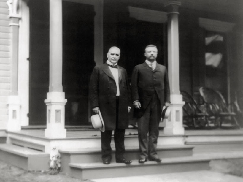 西方人,成年人,中年人,老年人,两个人,横图,黑白,室外,欧洲,美国,欧洲人,历史,摄影,总统,西奥多.罗斯福,肖像,政府,历史学家,政治家,美国总统,麦金利峰,威廉.麦金莱,威廉.麦金利,老年男性,男人,白种人,门廊