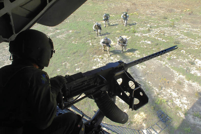 成年人,中年人,横图,俯视,室外,白天,团队,美国,士兵,军事,战争,摄影,空军,保护,北美,北美洲,美洲,逆光,机关枪,佛罗里达,佛罗里达州,佛州,阳光州,北亚美利加洲,亚美利加洲,军事演习,男人,中年男性,彩图,高角度拍摄,美利坚合众国,美国空军,特种部队