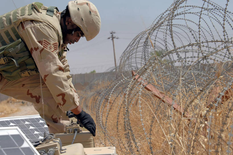 西方人,成年人,一个人,横图,室外,白天,侧面,自由,安全,太阳能,欧洲,非洲,伊拉克,黑人,欧洲人,仅一个男性,仅一个人,士兵,检查,军事,仅一个年轻男性,战争,摄影,空军,能源,军服,军士,环境保护,太阳能电池板,男人,男性,年轻男性,非洲人,年轻人,彩图,美国空军,安防系统,带刺铁丝网