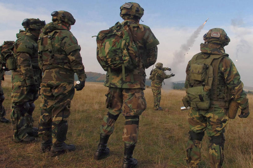 成年人,中年人,横图,室外,白天,五个人,士兵,准备,军事,背面,摄影,空军,军服,男人,中年男性,彩图,美国空军