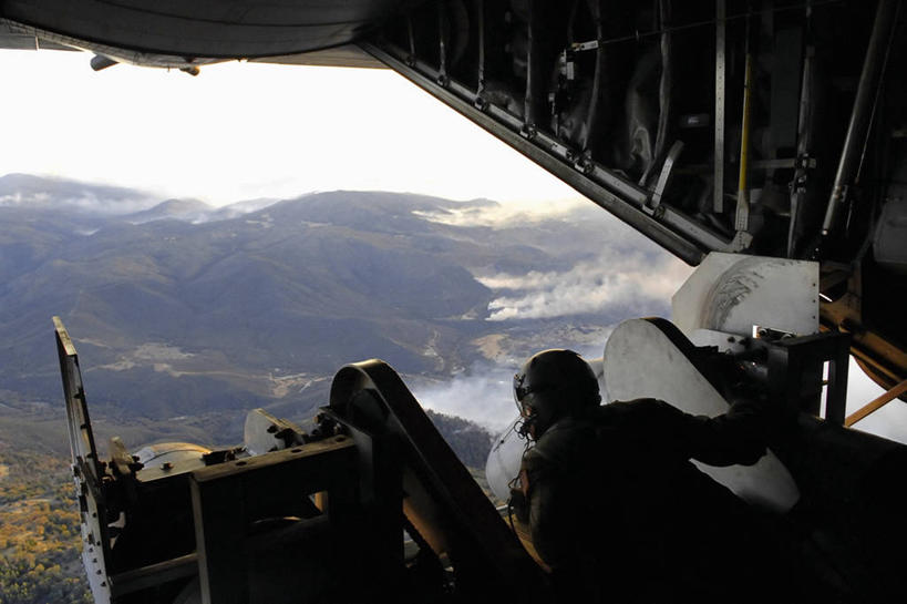 中年人,一个人,消防员,横图,俯视,航拍,室外,白天,山,火,美国,仅一个男性,仅一个人,仅一个中年男性,军事,摄影,空军,协助,鸟瞰,加利福尼亚,空运,C-130运输机,森林火灾,圣迭戈县,男人,男性,中年男性,彩图,高角度拍摄,阻燃,美国空军