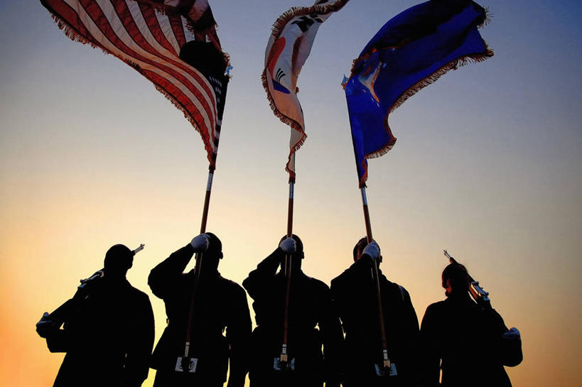 中年人,横图,室外,白天,仰视,骄傲,旗帜,韩国,五个人,军事,美国国旗,摄影,空军,荣誉,逆光,仪仗队,责任,军事演习,彩图,低角度拍摄,美国空军