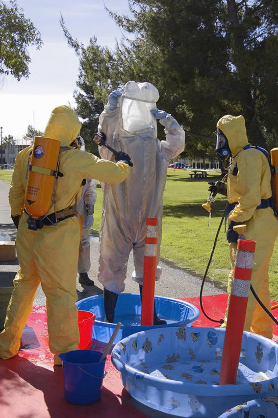 成年人,中年人,三个人,竖图,室外,白天,美国,擦洗,摄影,空军,卫生,加利福尼亚,纯净,危险,男人,中年男性,彩图,爱德华兹空军基地,美国空军,学员