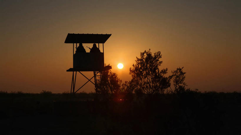 两个人,飞行员,横图,室外,白天,日出,太阳,美国,军事,黎明,热,橙色,摄影,空军,加利福尼亚,逆光,责任,彩图,爱德华兹空军基地,美国空军