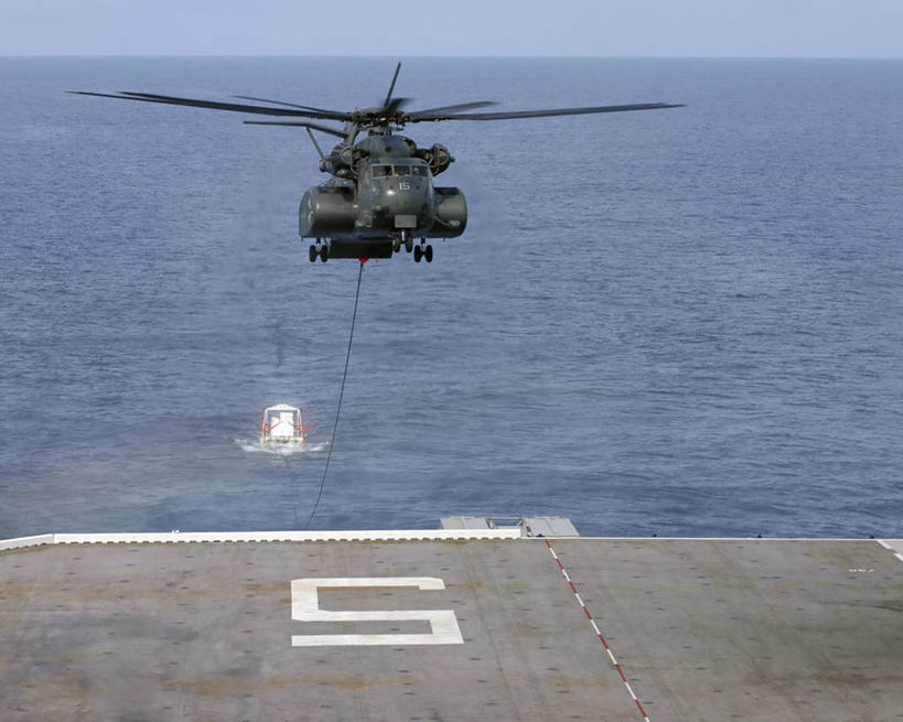 无人,横图,室外,白天,技术,海洋,军事,标志,磁铁,数字,文字,字符,地形,标识,飞,战争,运输,摄影,阿拉伯数字,甲板,直升机,海军,航空母舰,军用机,墨西哥湾,军事演习,彩图,巴丹号,美国海军