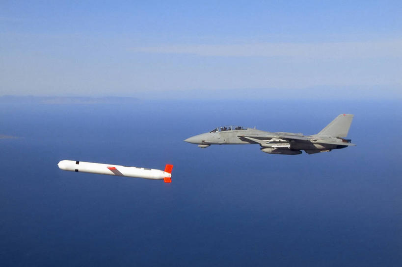 两个人,横图,室外,白天,侧面,技术,海洋,飞机,美国,军事,交通,航空,两个,交通工具,武器,战争,运输,摄影,太平洋,战斗机,准确,客机,加利福尼亚,载具,导弹,军用机,巡航导弹,格鲁曼F-14,彩图,印第安战斧,商务机