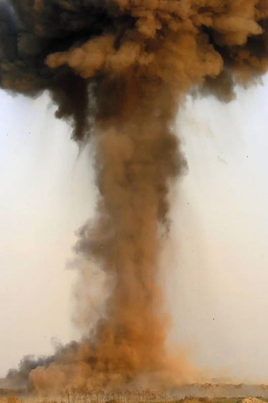 无人,竖图,室外,白天,自由,爆炸,伊拉克,军事,武器,战争,摄影,工程,噪声,毁坏,毁灭,军队,巴格达,彩图,美国军事