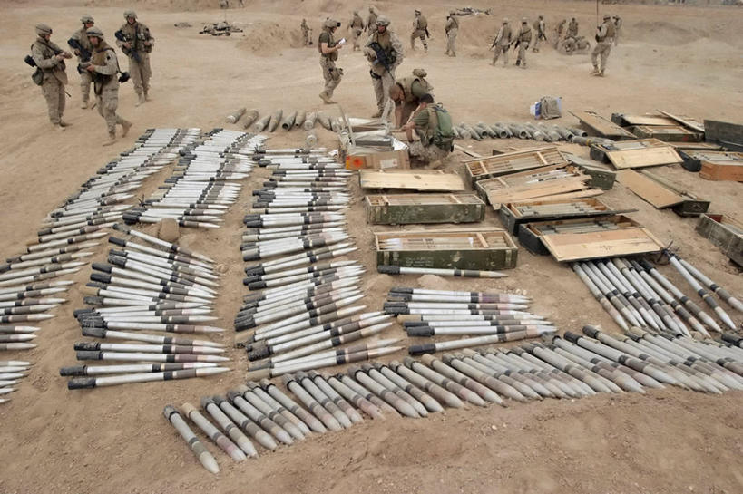 西方人,成年人,中年人,横图,室外,白天,自由,安全,欧洲,伊拉克,欧洲人,检查,军事,盒子,战争,摄影,海军,导弹,军火,男人,中年男性,白种人,彩图,美国海军陆战队