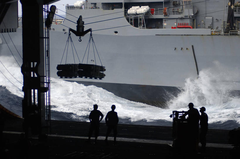 四个人,横图,室外,白天,船,军事,工作,设备,物品,波浪,交换,大西洋,战争,运输,摄影,军舰,甲板,航母,海军,剪影,逆光,战舰,航空母舰,飞行甲板,军用战舰,战船,空母,载机巡洋舰,军火,滑车,彩图,货盘,飞机库,美国海军,递送,罗斯福号航空母舰,西奥多.罗斯福号航空母舰