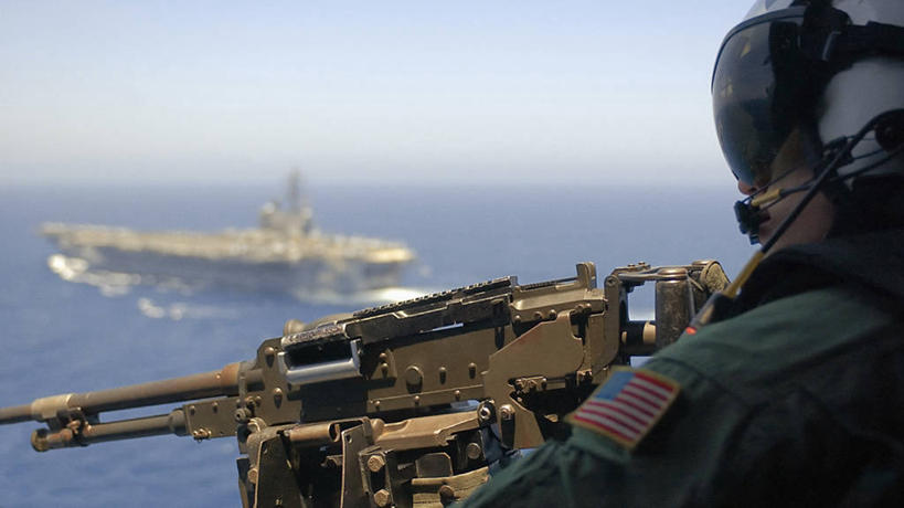 一个人,横图,室外,白天,军事,头盔,战争,摄影,保护,太平洋,机关枪,航空母舰,彩图