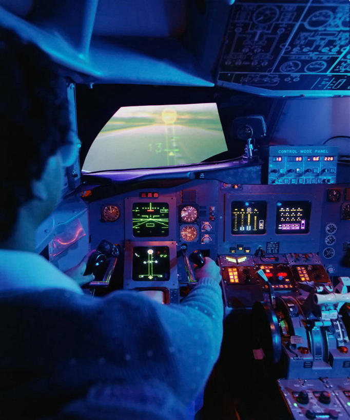 一个人,飞行员,竖图,室内,技术,美国,标志,数字,文字,字符,指针,标识,摄影,阿拉伯数字,飞行器,仪表盘,控制面板,座舱,维吉尼亚,美国宇航局,模拟器,仪表,彩图,飞行模拟器