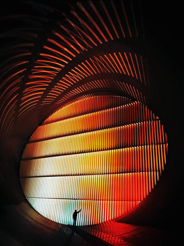 一个人,竖图,室内,美国,摄影,巨大,庞大,飞行器,工程,逆光,比例,维吉尼亚,宏大,硕大,伟大,美国宇航局,技术员,彩图