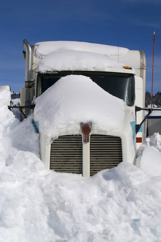 无人,竖图,室外,白天,雪,日光,环绕,冬天,干净,蓝色,天空,拖车,季节,运输,摄影,清新,雪堆,卡住,挫败,彩图