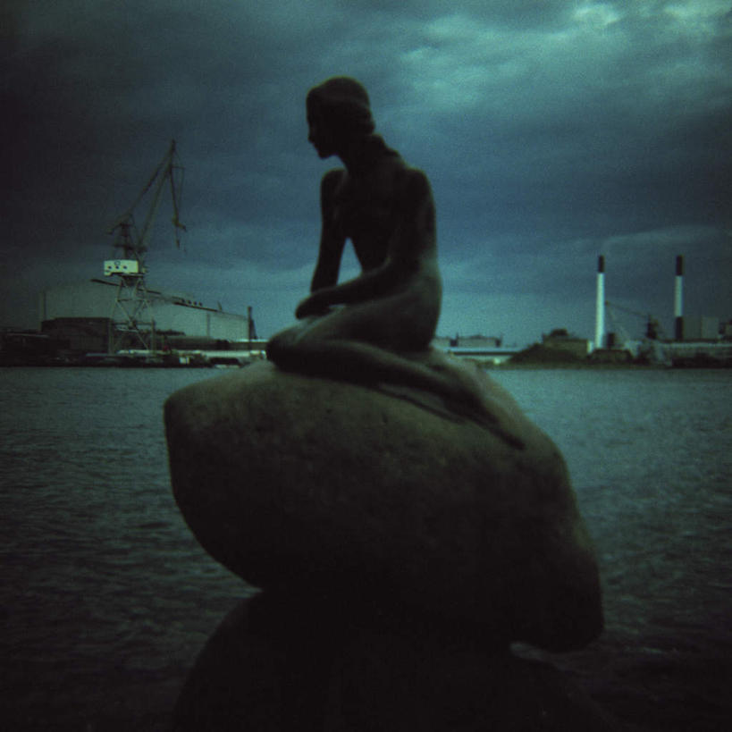 无人,方图,室外,夜晚,正面,旅游,度假,海浪,海洋,标志建筑,地标,建筑,金属制品,丹麦,欧洲,金属,浪花,云,云朵,首都,云彩,娱乐,建设,铜像,蓝色,白云,蓝天,天空,海水,天,享受,休闲,旅游胜地,放松,北欧,海景,丹麦王国,哥本哈根,西兰岛,小美人鱼铜像,大海,风浪,海,海水的波动,近岸浪,涌浪,彩图,全身